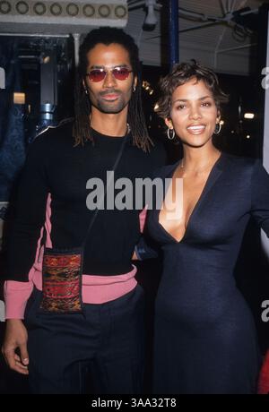 7 dicembre 2000; Los Angeles, CA, Stati Uniti; HALLE BERRY alla premiere "Cast Away" con Eric Benet. Foto Stock