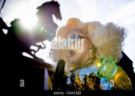 Londra, Regno Unito. 31 marzo 2025. “Justice for Heklina” a Westminster. Drag Queens e i sostenitori si riuniscono per una dimostrazione per chiedere risposte e continuare a sensibilizzare sulla morte del performer americano "Heklina" - vero nome Steven Grygelko. Il corpo di Grygelko è stato trovato in un appartamento a Soho, nel centro di Londra, il 3 aprile 2023, da un amico e compagno di drag performer Joshua Grannell, noto come Peaches Christ (nella foto). Guy Corbishley/Alamy Live News Foto Stock