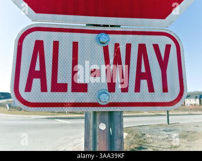 Un primo piano di un cartello stradale "ALL-WAY" che enfatizza equità e cautela, evidenziando la responsabilità condivisa di un passaggio sicuro all'incrocio Foto Stock