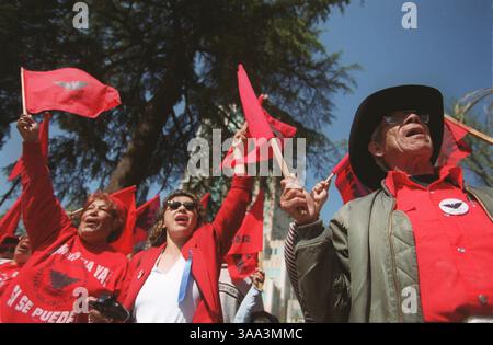 Lavoratori agricoli provenienti da tutto lo stato per celebrare l'otto anniversario della morte di Cesar Chavez, lunedì 23 aprile 2001, con l'inaugurazione di una statua nel Cesar Chavez Park a Sacramento. Il gruppo quindi marciò verso il Campidoglio. Da sinistra: Josephina Flores, sinistra, Delano; Cindy Castillo, Tulare; Adan Ramirez, giusto, Watsonville. Sacramento Bee/Lezlie Sterling/ZUMA Press Foto Stock