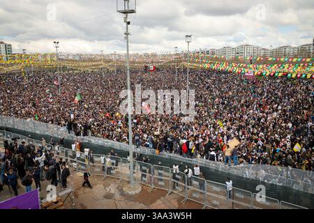 Türkiye, Diyarbakir. 21 marzo 2025. Milioni di curdi si sono riuniti a Newroz Park per celebrare Newroz, il tradizionale festival primaverile. Foto Stock