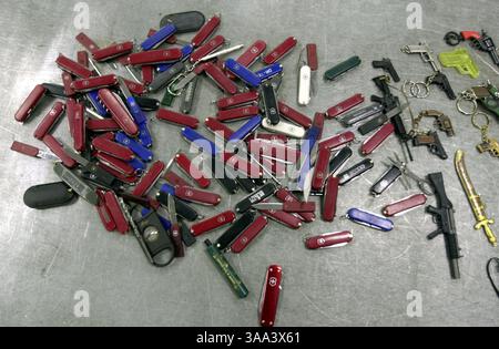 3 dicembre 2002; San Francisco, CA, Stati Uniti; un campione di armi consegnate al negozio di lamiera dell'aeroporto internazionale di San Francisco. Foto scattata martedì 3 dicembre 2002. Foto Stock