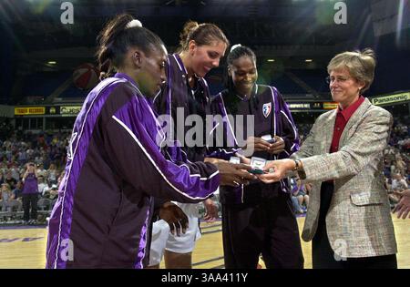 -- giovedì 7 giugno 2001, Sacramento, California-- i giocatori dei Sacramento Monarchs e i membri della squadra olimpica degli Stati Uniti Ruthie Bolton-Holifield, da sinistra a destra, Kara Wolters e Yolanda Griffith, accettano i loro anelli olimpici da Carol Callan, della USA Basketball durante la pausa di metà tempo dei Monarchs giovedì sera al giovedì all'Arco Arena. Webber si sedette a bordo campo quando i Monarchs vinsero la loro partita contro gli Sting 77-65. ( The Sacramento Bee / Hector Amezcua ) The Sacramento Bee / ZUMA Press Foto Stock