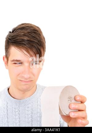Giovane infelice con un foglio di carta igienica sul primo piano dello sfondo bianco Foto Stock