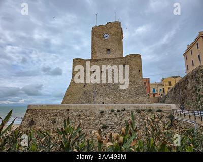 La torre del castello di Termoli, città del Molise in Italia. Foto Stock