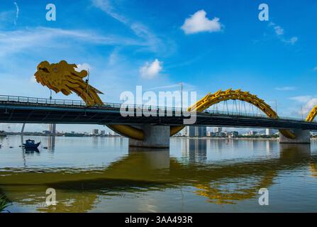 Da Nang, Vietnam: Il Ponte del Drago (Cau Rong), ponte sul fiume Han progettato e costruito a forma di drago giallo che sprigiona fuoco e acqua Foto Stock