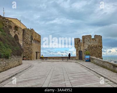 La torre del castello di Termoli, città del Molise in Italia. Foto Stock