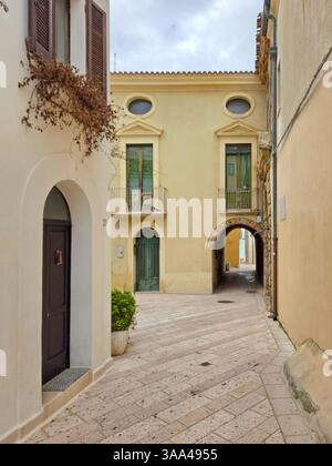 Una strada nel quartiere storico di Termoli, una città del Molise in Italia. Foto Stock