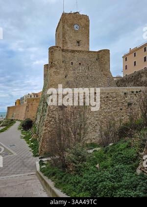 La torre del castello di Termoli, città del Molise in Italia. Foto Stock