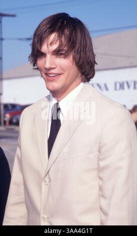 1 agosto 1999 - Santa Monica, CALIFORNIA, USA - ASHTON KUTCHER ai Teen Choice Awards. Foto Stock