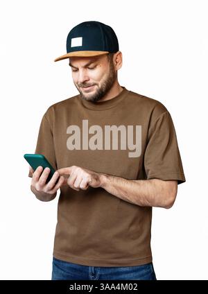 Ritagliare un giovane adulto che indossa una t-shirt marrone e uno schermo tattile del suo smartphone Foto Stock