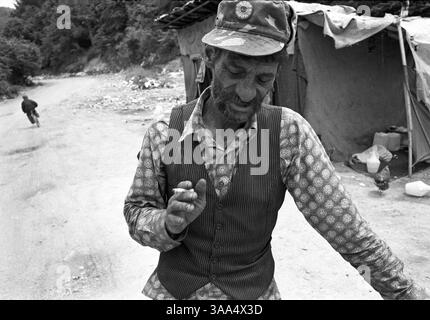 30 gennaio 2007; Ohrid-Resen, MACEDONIA; Dragan ha cinque fratelli, sei sorelle e quattordici figli. Era il guardiano della discarica di Bukovo vicino a Ohrid, e viveva vicino all'ingresso in una capanna con sua moglie, sua figlia e i suoi nipoti. L'aspettativa di vita è bassa per i Rom, e ora sta morendo nella casa di suo figlio a Bitola. I rom rimangono ai margini, vendono cose nel vecchio bazar, o aspettano un lavoro sulla strada. Le persone che conosciamo oggi come rom o zingari, facevano originariamente parte di un esercito indiano reclutato tra i più bassi intoccabili lanciati dalla loro A. Foto Stock
