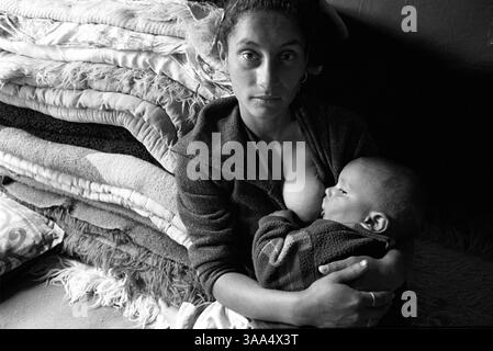 30 gennaio 2007; Ohrid-Resen, MACEDONIA; l'ESMA vive nella discarica di Bukovo a Ohrid-Resen con suo marito Cevgoun, e i suoi genitori in una capanna temporanea in una stanza fatta di rottami di legno, ferro ondulato e sacchetti di plastica. Suo figlio ha la febbre e sembra preoccupata. Il giorno dopo portò il bambino in ospedale perché aveva una cattiva infezione allo stomaco. I tassi di mortalità infantile sono tre volte più alti tra la comunità rom. La maggior parte dei rom, tuttavia, vive in quartieri distinti. I rom rimangono ai margini, vendono cose nel vecchio bazar, o aspettano un lavoro sulla strada. Le persone che conosciamo come Th Foto Stock