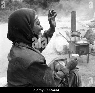 30 gennaio 2007; Ohrid-Resen, MACEDONIA; almeno il 30% dei rom in Macedonia potrebbe essere apolidi. Senza la cittadinanza o lo status di residenza permanente in Macedonia, molti rom non possono viaggiare con la stessa frequenza di una volta. Jamela viaggia in una vecchia macchina Lada per vedere la famiglia a Prilep con suo marito, sua figlia e i suoi nipoti. Si accamparono di notte lungo la strada. I rom della classe media più redditizia dal punto di vista economico si sono ben integrati con la più ampia comunità macedone, vivono negli stessi quartieri, mandano i loro figli nelle stesse scuole e gestiscono le loro attività. La maggior parte dei rom, Th Foto Stock