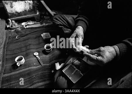 30 gennaio 2007; Ohrid-Resen, MACEDONIA; Dragan tira una sigaretta e mi dice di aver trovato di recente un bambino morto, una nuova pistola automatica con scorpioni e persino alcune granate nella discarica dove vive a Bukovo vicino a Ohrid. Come responsabile del cancello, ha chiamato immediatamente la polizia. La legge in Macedonia ora richiede che tutte le armi siano autorizzate. I rom della classe media più redditizia dal punto di vista economico si sono ben integrati con la più ampia comunità macedone, vivono negli stessi quartieri, mandano i loro figli nelle stesse scuole e gestiscono le loro attività. La maggior parte dei rom, però, vive a di Foto Stock