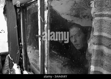 30 gennaio 2007; Ohrid-Resen, MACEDONIA; i rom sono per lo più felici, ma Fatima non ha mai sorriso su nessuna delle mie visite. Questa foto è stata scattata al deposito dei rifiuti di Bukovo nel bel mezzo dell'inverno. Poco dopo, partì per andare a trovare dei parenti a Belgrado. La sua faccia è impenetrabilmente triste, forse perché suo marito, Demir, ha un cancro al cervello. I rom della classe media più redditizia dal punto di vista economico si sono ben integrati con la più ampia comunità macedone, vivono negli stessi quartieri, mandano i loro figli nelle stesse scuole e gestiscono le loro attività. La maggior parte dei rom, tuttavia, vive in quartieri distinti. La R Foto Stock