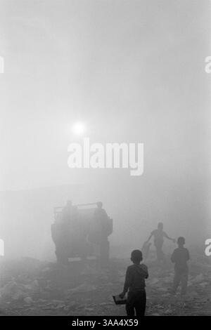 30 gennaio 2007; Ohrid-Resen, MACEDONIA; Un camion che trasporta rottami di metallo recuperati dalla discarica di Bukovo, scappa nella foschia di fumo dalla spazzatura in fiamme. Anche se i rottami di ferro valgono solo dieci centesimi americani al chilo, è una delle principali forme di reddito per i rom, in quanto le vendite sono garantite e la materia prima è gratuita. I raccoglitori di rottami forniscono il 50% di tutti i materiali riciclabili in Macedonia. I rom della classe media più redditizia dal punto di vista economico si sono ben integrati con la più ampia comunità macedone, vivendo negli stessi quartieri, mandando i loro figli nelle stesse scuole e gestendo Foto Stock