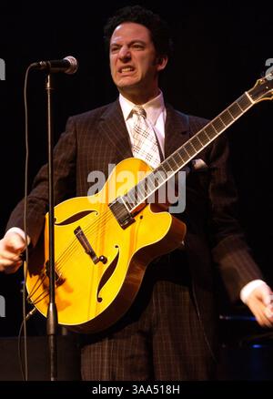 Feb 23, 2006; Wilmington, NC, Stati Uniti d'America; il musicista jazz JOHN PIZZARELLI suona dal vivo come il suo tour 2006 fa tappa a Thalian Hall situato in Wilmington, NC. Credito: Foto di Jason Moore/ZUMA premere. (©) Copyright 2006 da Jason Moore Foto Stock