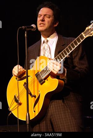 Feb 23, 2006; Wilmington, NC, Stati Uniti d'America; il musicista jazz JOHN PIZZARELLI suona dal vivo come il suo tour 2006 fa tappa a Thalian Hall situato in Wilmington, NC. Credito: Foto di Jason Moore/ZUMA premere. (©) Copyright 2006 da Jason Moore Foto Stock