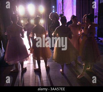 Dietro le quinte durante uno spettacolo del balletto Schiaccianoci della Sacramento Ballet Company, mercoledì 19 dicembre 2001, i ballerini attendono il momento in cui saliranno sul palco per eseguire il Valzer dei Fiori. Il periodo annuale della produzione natalizia si concluderà domenica 23 dicembre 2001. Sacramento Bee/Jay Mather The Sacramento Bee/ZUMA Press Foto Stock