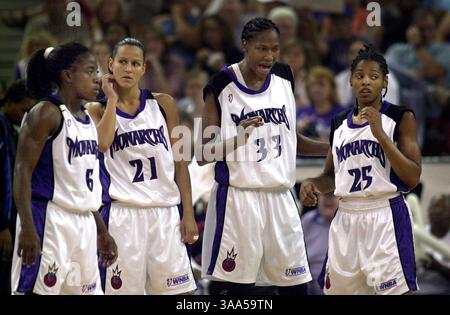 Sacramento Monarchs, da sinistra a destra, Ruthie Bolton-Holifield, Ticha Penicheiro, Yolanda Griffith e Kedra Holland-Corn camminano sul campo dopo un time out nel primo tempo della partita 2 dei playoff contro gli Utah Starzz all'Arco Arena di Sacramento, CA. Domenica 19 agosto 2001. (Sacramento Bee/Jose M. Osorio) The Sacramento Bee/ZUMA Press Foto Stock