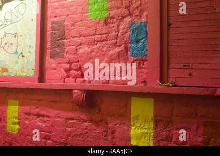 Le pareti del vicolo sono dipinte principalmente di rosso nel centro della città di Limerick Foto Stock