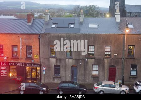 Strada del castello a Limerick al crepuscolo in inverno vista dal castello di re Giovanni Foto Stock