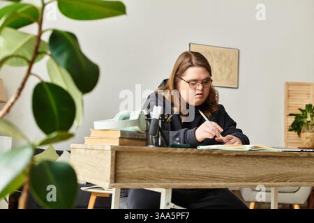 Una giovane donna con la sindrome di Down ama lavorare a casa sua, circondata da comfort e creatività. Foto Stock