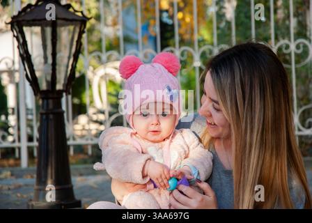 Mamma e bambino si godono una giornata d'autunno all'aria aperta. Foto Stock