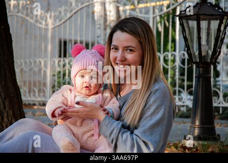 Mamma e bambino in un ambiente accogliente in autunno per i momenti in famiglia. Foto Stock