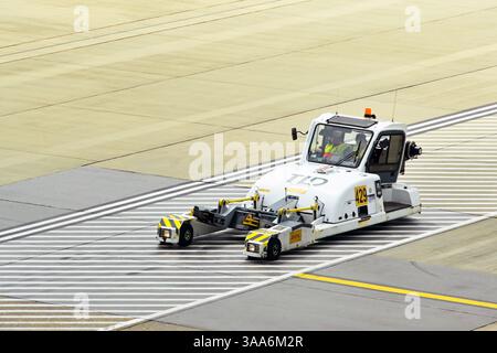 Londra, Inghilterra, Regno Unito - 1° agosto 2023: Piccolo trattore utilizzato per respingere gli aerei jet dal terminal dell'aeroporto di Gatwick Foto Stock