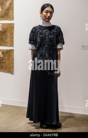 Hong Kong, Cina. 28 marzo 2025. Un visitatore posa per una foto all'Art Basel Hong Kong 2025. Art Basel Hong Kong è una fiera internazionale d'arte che si tiene ogni anno a Hong Kong, parte della rete globale Art Basel che comprende anche fiere a Basilea, Miami Beach e Parigi. Fondata nel 2013, è una delle principali piattaforme per l'arte contemporanea, con opere provenienti da gallerie di tutto il mondo. L'edizione 2025 ha ospitato 240 gallerie provenienti da 42 paesi, attirando oltre 91.000 visitatori e collezionisti di spicco provenienti da oltre 70 paesi. Credito: SOPA Images Limited/Alamy Live News Foto Stock