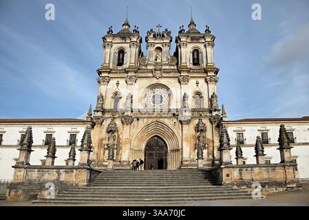 Alcobaca, Portogallo - 2 aprile 2017 - i visitatori esplorano la magnifica facciata del monastero di Santa Maria ad Alcobaca, Portogallo Foto Stock