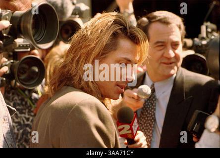 16 novembre 2006; Los Angeles, CA, Stati Uniti; FOX TV ha in programma di intervistare la 59enne ex star del football e attore su "come avrebbe commesso" gli omicidi della sua ex moglie, Nicole Brown Simpson, e del suo amico Ronald Goldman. L'intervista in due parti, "senza restrizioni", diretta dall'editore di libri Judith Regan e intitolata "O.J. Simpson: If i Did IT, Here's How IT Happened", sarà trasmessa in onda il 27 novembre e il 29 novembre 2006. Nella foto: Superstar della NFL Hall of Fame, emittente televisiva, attore e lanciatore televisivo per Hertz: ORENTHAL JAMES SIMPSON. Soprannominato "The Juice" e "O.J.", nato nel luglio 9,1947 a San Franc Foto Stock