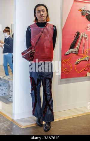 Un visitatore posa per una foto all'Art Basel Hong Kong 2025. Art Basel Hong Kong è una fiera internazionale d'arte che si tiene ogni anno a Hong Kong, parte della rete globale Art Basel che comprende anche fiere a Basilea, Miami Beach e Parigi. Fondata nel 2013, è una delle principali piattaforme per l'arte contemporanea, con opere provenienti da gallerie di tutto il mondo. L'edizione 2025 ha ospitato 240 gallerie provenienti da 42 paesi, attirando oltre 91.000 visitatori e collezionisti di spicco provenienti da oltre 70 paesi. (Foto di May James/SOPA Images/Sipa USA) Foto Stock