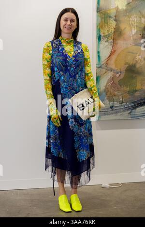 Un visitatore posa per una foto all'Art Basel Hong Kong 2025. Art Basel Hong Kong è una fiera internazionale d'arte che si tiene ogni anno a Hong Kong, parte della rete globale Art Basel che comprende anche fiere a Basilea, Miami Beach e Parigi. Fondata nel 2013, è una delle principali piattaforme per l'arte contemporanea, con opere provenienti da gallerie di tutto il mondo. L'edizione 2025 ha ospitato 240 gallerie provenienti da 42 paesi, attirando oltre 91.000 visitatori e collezionisti di spicco provenienti da oltre 70 paesi. (Foto di May James/SOPA Images/Sipa USA) Foto Stock