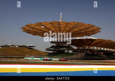 07 apr 2007 - Kuala Lumpur, Malesia - Felipe massa (BRA) Ferrari F2007 guida Vitantonio Liuzzi (ITA) Scuderia Toro Rosso STR2. Formula 1 World Championship, Rd 2, Malaysian Grand Prix, Qualifying Day, Sepang, Malaysia, sabato 7 aprile 2007. IMMAGINE DIGITALE (immagine di credito: © Sutton Motorsports/ZUMA Press) RESTRIZIONI: SOLO DIRITTI del Nord e del Sud America! Foto Stock