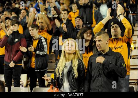 Tifosi di calcio felici sorridenti dei Wolves tifosi tra la folla di Molineux. Campionato di calcio Sky Bet Wolverhampton Wanderers contro Huddersfield Town Foto Stock