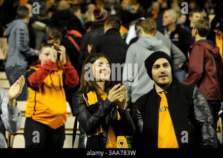 Tifosi di calcio felici sorridenti dei Wolves tifosi tra la folla di Molineux. Campionato di calcio Sky Bet Wolverhampton Wanderers contro Huddersfield Town Foto Stock