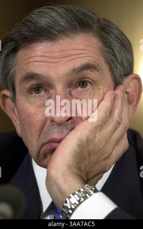 18 maggio, Washington DC, Stati Uniti d'America - Paul D. Wolfowitz, ponendo fine a un furore sul favoritismo che si è scatenato in una lotta globale contro la leadership americana, ha annunciato le sue dimissioni da presidente della Banca Mondiale giovedì sera dopo che il Consiglio di amministrazione della banca ha accettato la sua affermazione secondo cui i suoi errori in banca sono stati commessi in buona fede. La decisione è arrivata quattro giorni dopo che un comitato investigativo speciale della banca ha concluso che aveva violato il suo contratto violando le regole etiche e disciplinari nell'organizzare il generoso pacchetto retributivo e promozionale per Shaha Ali Riza, suo compagno, nel 2005. NELLA FOTO: 11 luglio 2002; lavaggio Foto Stock