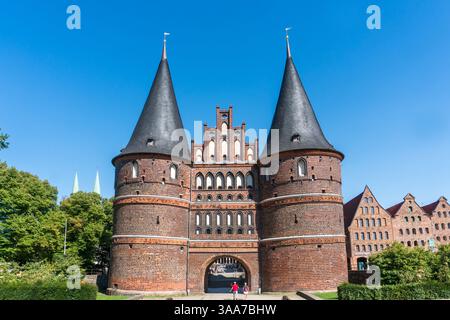 Lubecca, Germania - 12 agosto 2022: Veduta del museo Holstentor una porta medievale in mattoni, completamente restaurata, con museo dedicato alla storia del Foto Stock