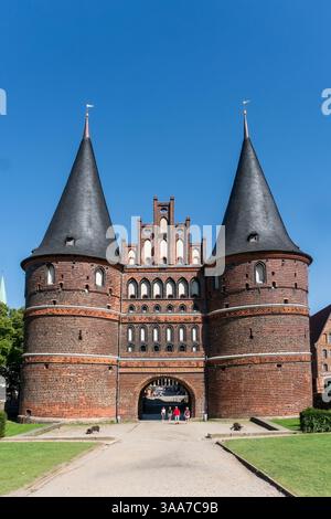 Lubecca, Germania - 12 agosto 2022: Veduta del museo Holstentor una porta medievale in mattoni, completamente restaurata, con museo dedicato alla storia del Foto Stock
