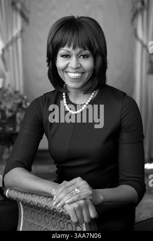 Ritratto ufficiale della Casa Bianca di Michelle Obama, la moglie di Barack Obama, il quarto presidente degli Stati Uniti, di Chuck Kennedy, 2013 Foto Stock