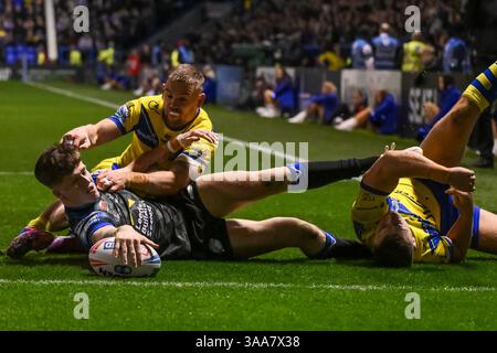 WARRINGTON, INGHILTERRA - 28 MARZO 2025: Riley Lumb dei Leeds Rhinos viene affrontato a corto della linea di meta da Matt Dufty dei Warrington Wolves durante il Betfre Foto Stock