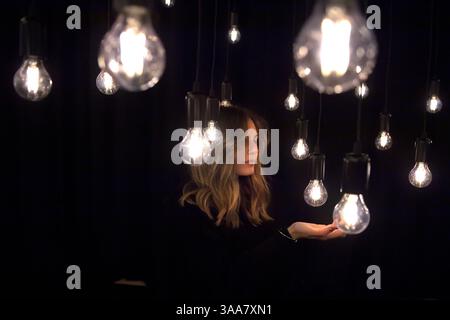 ROMA, ITALIA - MARZO 28: Museo delle mongolfiere a Roma. TOPOLOGIA A IMPULSI RAFAEL LOZANO-HEMMER Pulse Topology è composta da migliaia di lampadine sospese a diverse altezze che creano una serie di creste e valleysan intima paesaggio che i visitatori sono invitati a attraversare. La luminosità di ciascuna lampadina risplende al polso di un partecipante diverso dal passato. I sensori a impulsi personalizzati registrano i battiti cardiaci dei visitatori: Quando un nuovo partecipante interagisce con l'installazione, il loro impulso viene aggiunto al tettuccio delle registrazioni sopra di essi, cancellando quello più vecchio, come un ricordo mori. Modulo Foto Stock