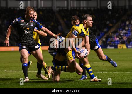 WARRINGTON, INGHILTERRA - 28 MARZO 2025: Lachlan Fitzgibbon dei Warrington Wolves viene affrontato da Lachie Miller dei Leeds Rhinos durante il Betfred Super Lea Foto Stock