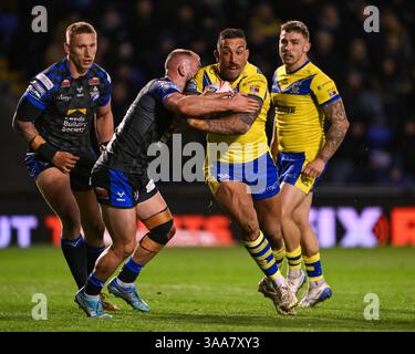 WARRINGTON, INGHILTERRA - 28 MARZO 2025: Paul Vaughan dei Warrington Wolves viene affrontato da Jarrod o'Connor dei Leeds Rhinos durante la Betfred Super League Foto Stock