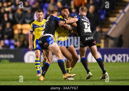 WARRINGTON, INGHILTERRA - 28 MARZO 2025: Zane Musgrove dei Warrington Wolves viene affrontato da Mikolaj Oledzki dei Leeds Rhinos e James McDonnell di Leeds RH Foto Stock