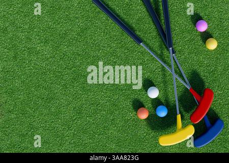 Mazze da minigolf e palline sportive su erba verde.rendering 3D. Foto Stock