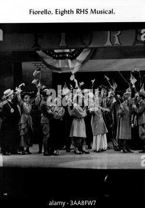 Il Robbinsdale High School Yearbook 1964, "The Robin", cattura gli eventi significativi dell'anno scolastico 1963-1964, mostrando studenti, insegnanti, club, atletica, e altre attività nella comunità scolastica. Foto Stock